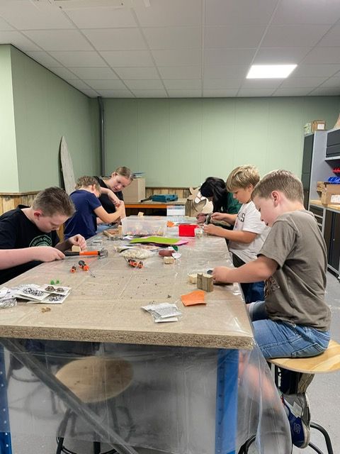 Kinderen knutselen samen aan tafel
