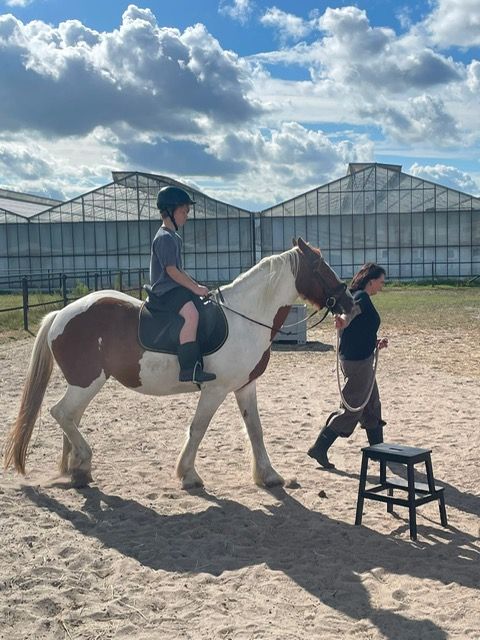 Een kind rijdt op een paard