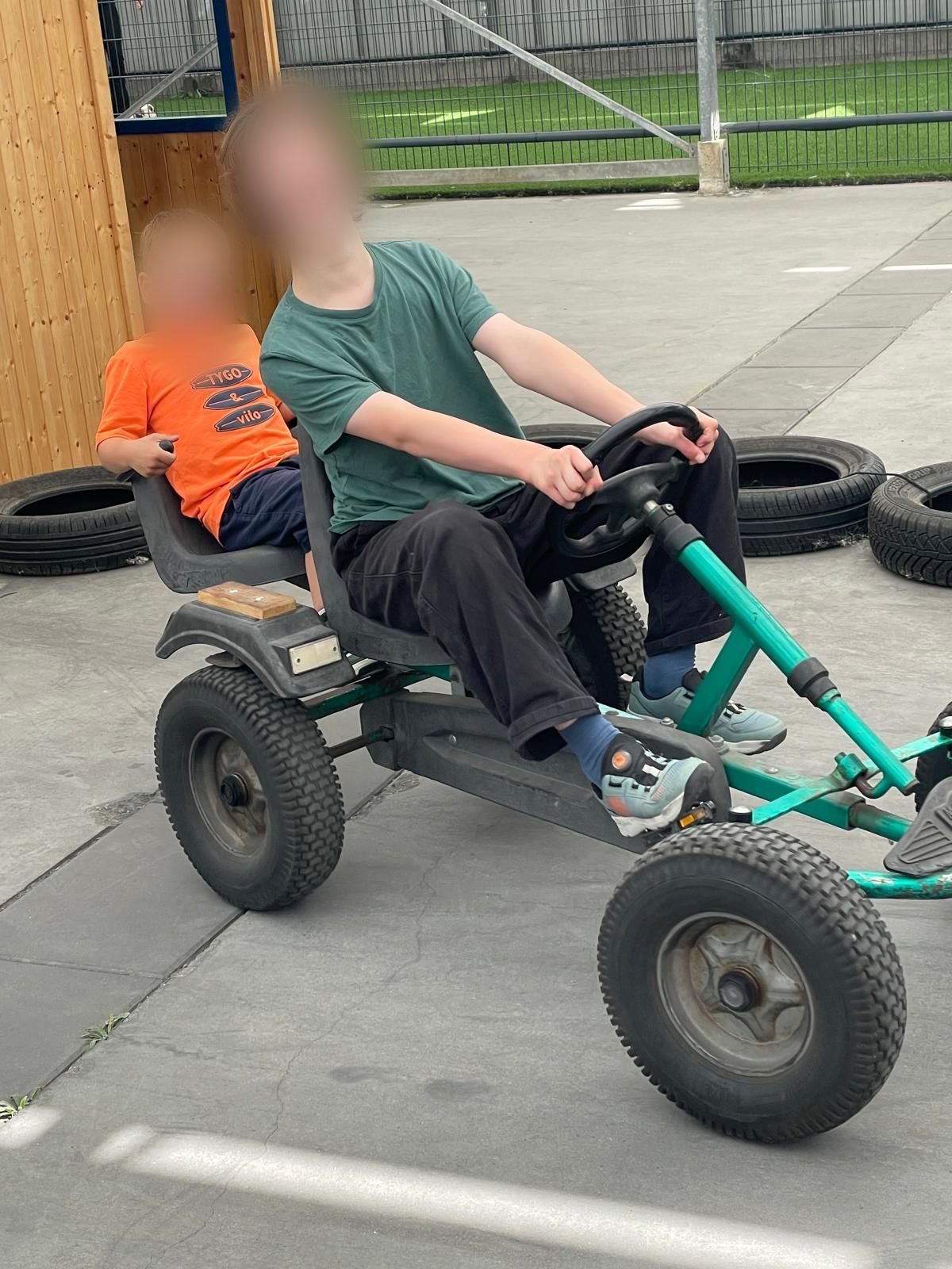 Twee kinderen op een skelter